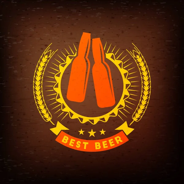 Bira Festivali Oktoberfest kutlamaları. Vintage bira etiket üzerindeki kahverengi ahşap dokulu arka plan. Vektör tasarım öğesi — Stok Vektör