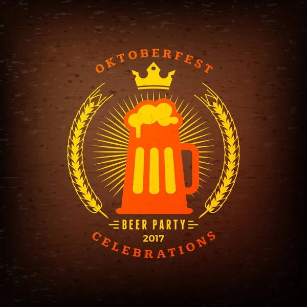 Festival de la cerveza Oktoberfest celebraciones. Etiqueta de cerveza vintage en el fondo texturizado de madera marrón. Elemento de diseño vectorial — Archivo Imágenes Vectoriales