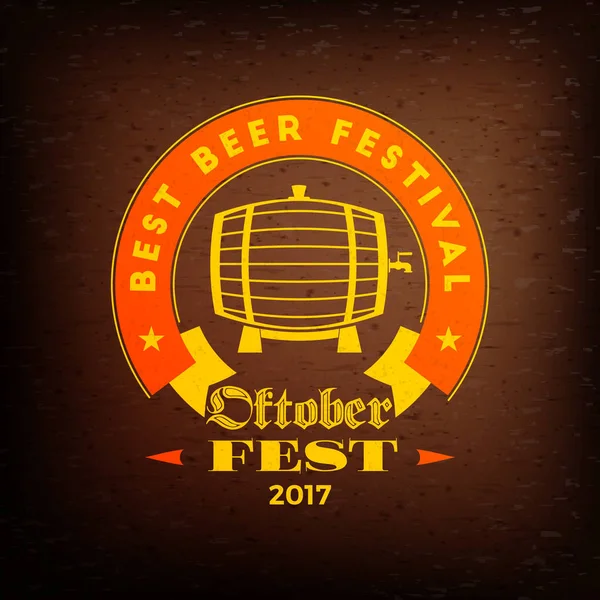 Bier festival Oktoberfest vieringen. Vintage bier label op de bruin houten gestructureerde achtergrond. Vector ontwerpelement — Stockvector