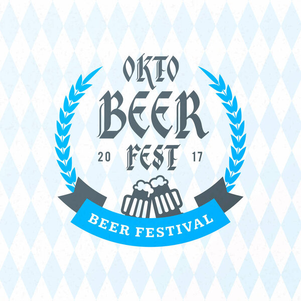 Пивной фестиваль Октоберфест. Винтажный пивной значок на фоне баварского льняного флага
