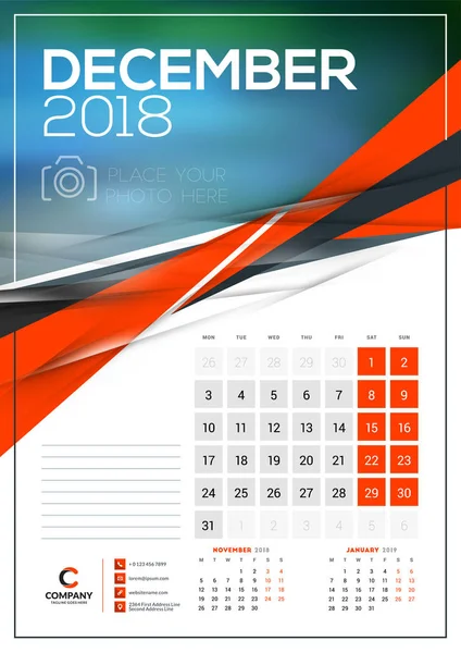 Vector kalendermall för December 2018. Vektor design Skriv ut mallen med abstrakt triangel element och plats för foto. Veckan börjar på måndag — Stock vektor