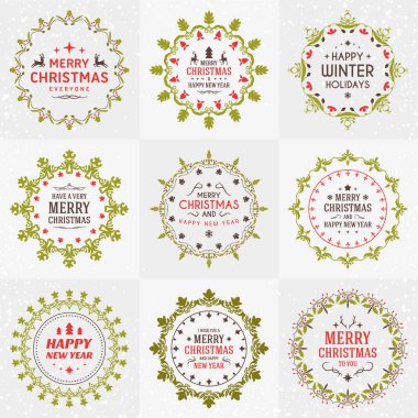 Neşeli Noel ve mutlu yeni yıl dekoratif rozetleri kümesi için tebrik kartları ve davetiyeler. Vektör çizim. Tipografik tasarım öğeleri. Kırmızı, yeşil ve kahverengi renk teması