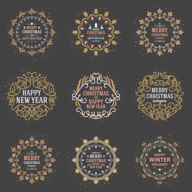 Neşeli Noel ve mutlu yeni yıl dekoratif rozetleri kümesi için tebrik kartları ve davetiyeler. Vektör çizim. Tipografik tasarım öğeleri. Koyu arka plan üzerinde altın, beyaz ve pembe renk teması