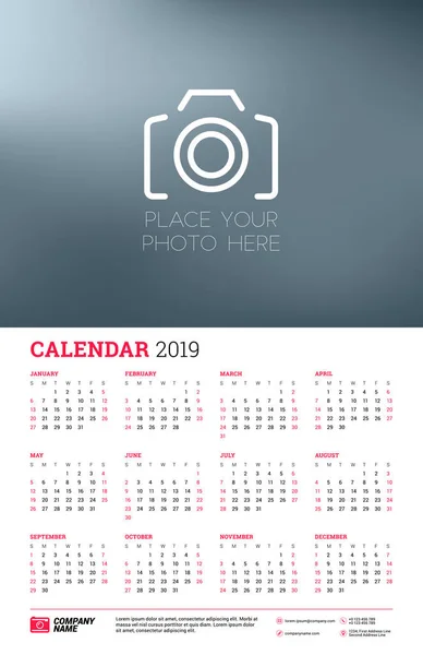 Afiche del calendario vectorial para 2019 Año. La semana comienza el domingo. Plantilla de diseño de papelería con lugar para foto — Vector de stock