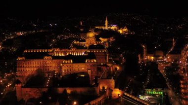 Budapeşte, Macaristan, Avrupa - aydınlatılmış Buda Kalesi Kraliyet Sarayı stok videosunun gökyüzü manzarası. 