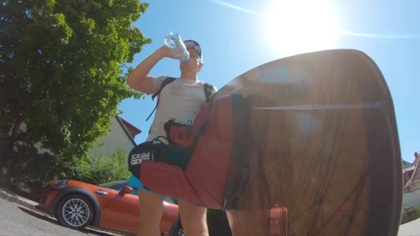 Homem Atlético Bebe Água Polvilha Câmera Wakeboarder Cara Hidratação Para — Vídeo de Stock