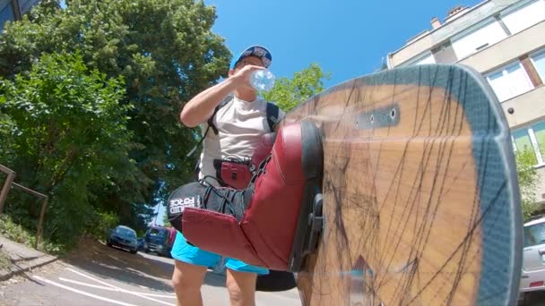 アスレチックマンは水を飲み カメラに振りかける スポーツのためのウェイクボード男水分補給 — ストック動画