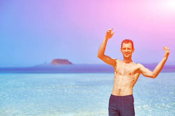 Hombre feliz en el mar — Foto de Stock