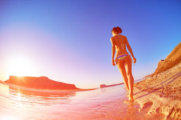 Mujer caminando en la playa — Foto de Stock