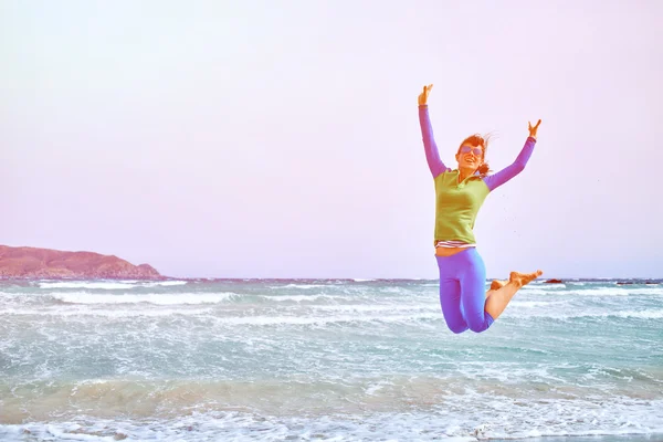 Mujer corriendo en la playa —  Fotos de Stock