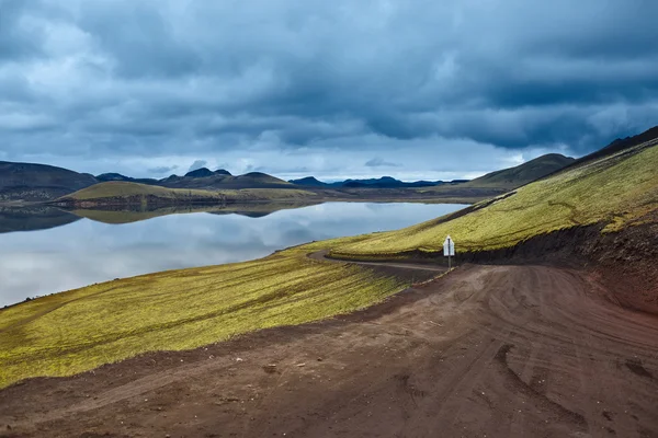 Ακτή λίμνη με αντανάκλαση στο βουνό, Ισλανδία — Φωτογραφία Αρχείου