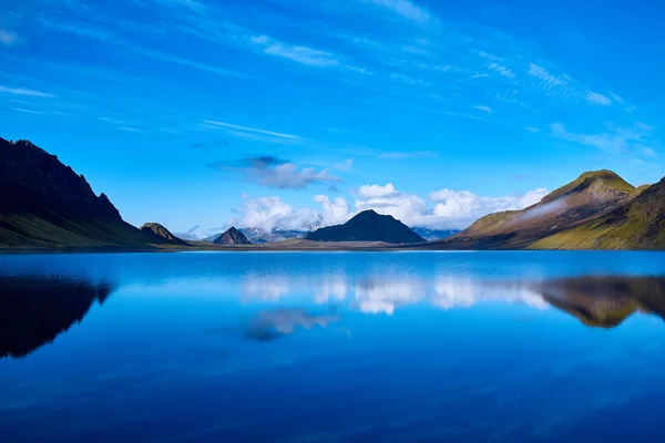 Узбережжя озера з відображення гірські, Ісландія — стокове фото