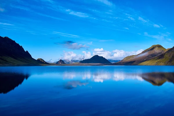 Pobřeží jezera s mountain reflexe, Island — Stock fotografie