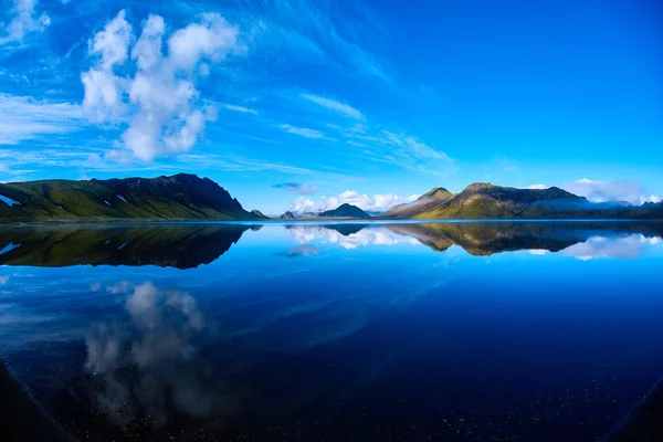 Sjön kusten med berg reflektion, Island — Stockfoto