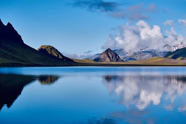 山の反射、アイスランドの湖海岸 — ストック写真