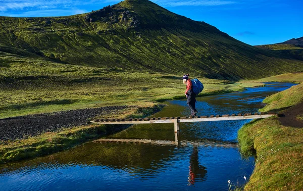 Mujer excursionista en Islandia —  Fotos de Stock