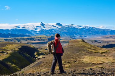 uzun yürüyüşe çıkan kimse iz