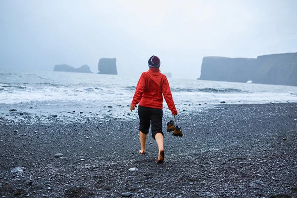 Woman walking on the beach — Stock Photo, Image