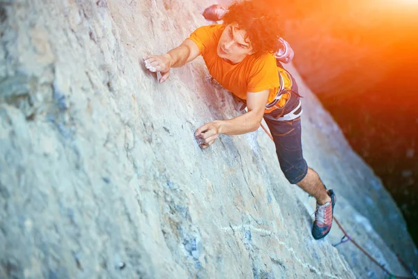 Arrampicatore maschile sulla scogliera — Foto Stock