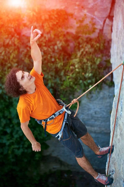 Чоловічий альпініст на скелі — стокове фото
