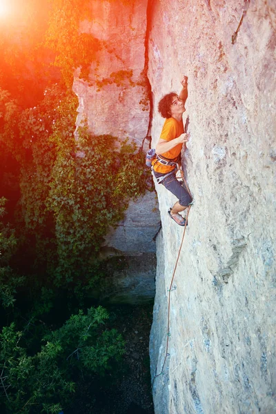 Muž horolezec na skále — Stock fotografie