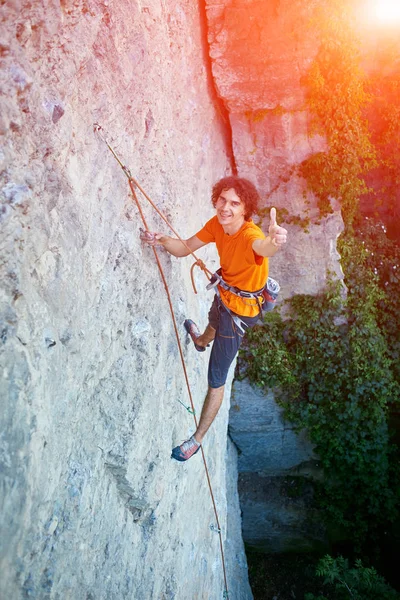 Male rock climber on the cliff — Stock Photo, Image