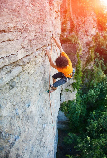 Grimpeur masculin sur la falaise — Photo