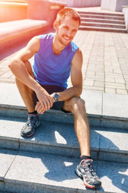 oturma ve basamaklarında oturan adam