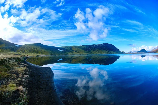 Göl kıyısında dağ yansıması, İzlanda ile — Stok fotoğraf