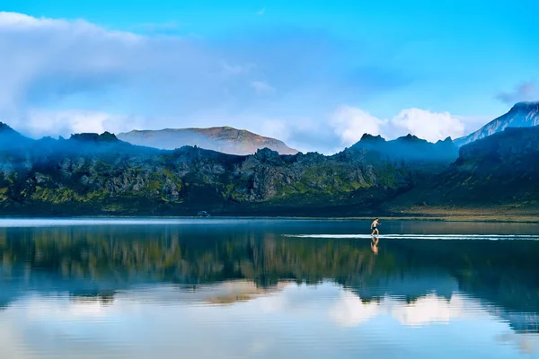 Costa do lago com reflexão de montanha, Islândia — Fotografia de Stock