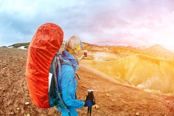 Kvinna hiker fotograf — Stockfoto