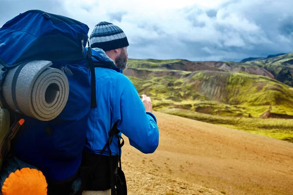 Турист в горах, Исландия — стоковое фото
