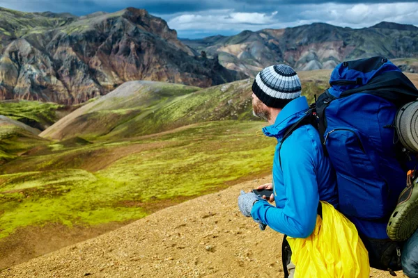 Uzun yürüyüşe çıkan kimse dağlarda, İzlanda — Stok fotoğraf