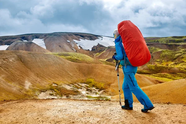 Excursionista en las montañas, Islandia —  Fotos de Stock