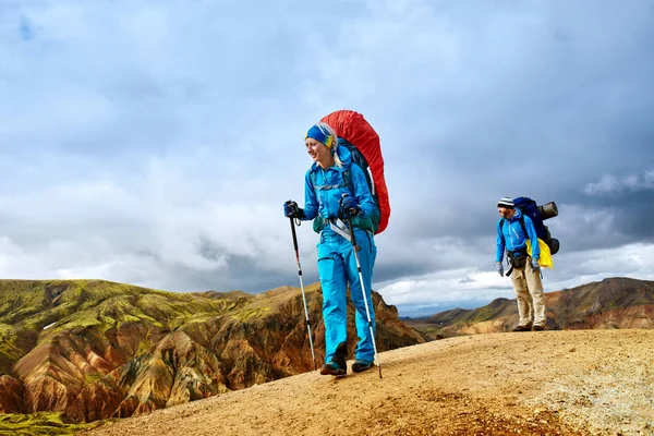 徒步旅行者在山中，冰岛 — 图库照片