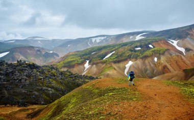uzun yürüyüşe çıkan kimse dağlarda, İzlanda