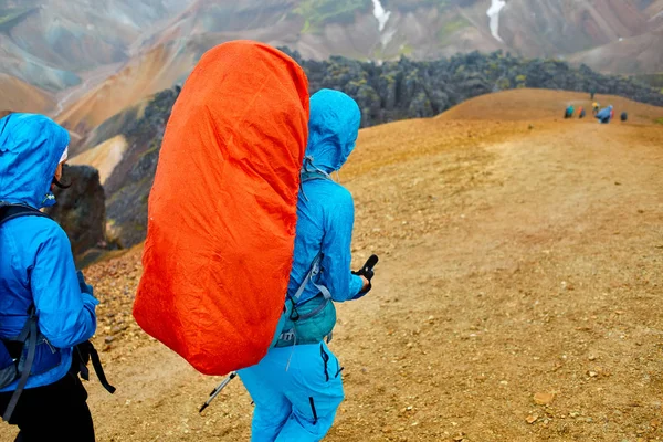 徒步旅行者在山中，冰岛 — 图库照片