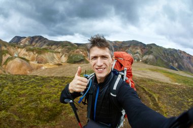 adam uzun yürüyüşe çıkan kimse fotoğrafçı