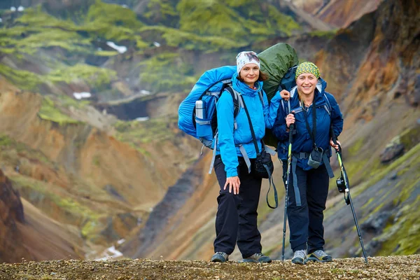 Excursionistas en las montañas, Islandia — Foto de Stock