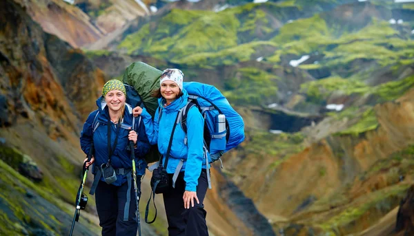 Туристы в горах, Исландия — стоковое фото