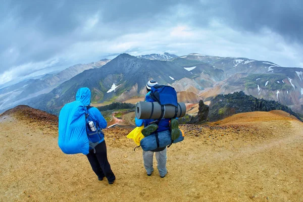 徒步旅行者在山中，冰岛 — 图库照片