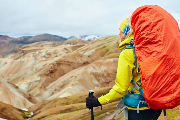 Patikoija vuorilla, Islanti — kuvapankkivalokuva