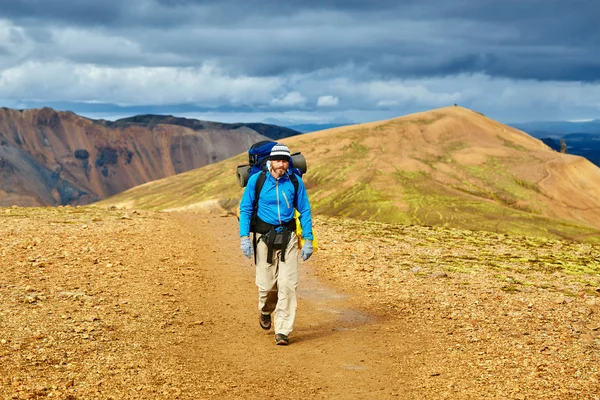 Caminhante masculino nas montanhas, Islândia — Fotografia de Stock