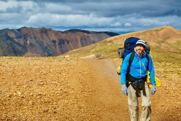 Caminante masculino en las montañas, Islandia — Foto de Stock