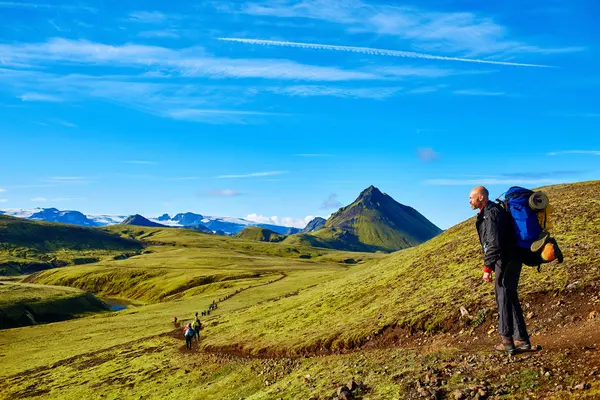 Mužské turista v horách, Island — Stock fotografie