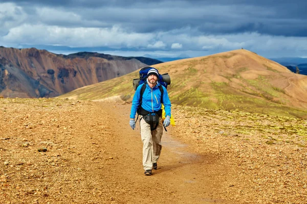 山，冰岛男性的徒步旅行者 — 图库照片