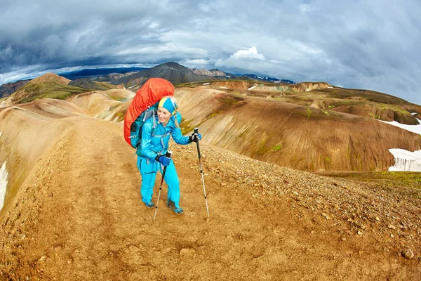 Randonneur dans les montagnes, Islande — Photo