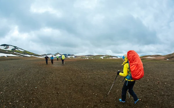 徒步旅行者在山中，冰岛 — 图库照片