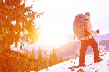 Dağlarda yürüyüş yapan