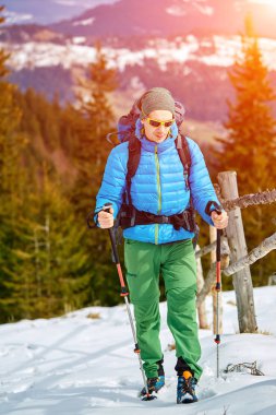 Dağlarda yürüyüş yapan